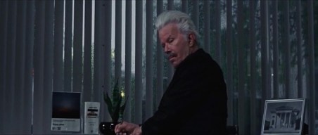 gentleman_z_rewolwerem3